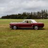 Cabriolet ancien rouge sur une route de campagne